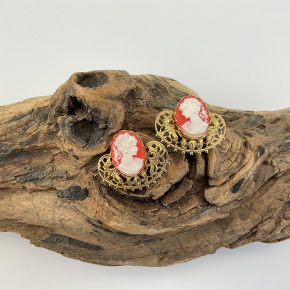 Resin Cameo Earrings, NOS, Gold Filigree Setting, Clip Ons, Victorian, Coquette - Picture 10 of 11